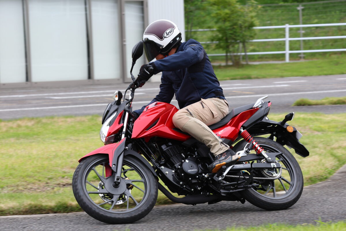新大洲本田 CBF125R（SDH125-60A）を走らせる谷田貝　洋暁