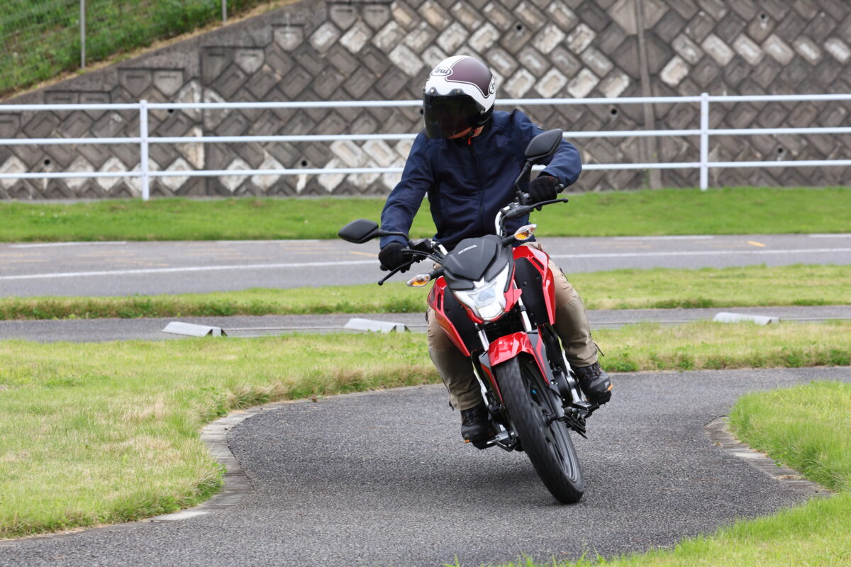 新大洲本田 CBF125R(SDH125-60A)を走らせる谷田貝 洋暁