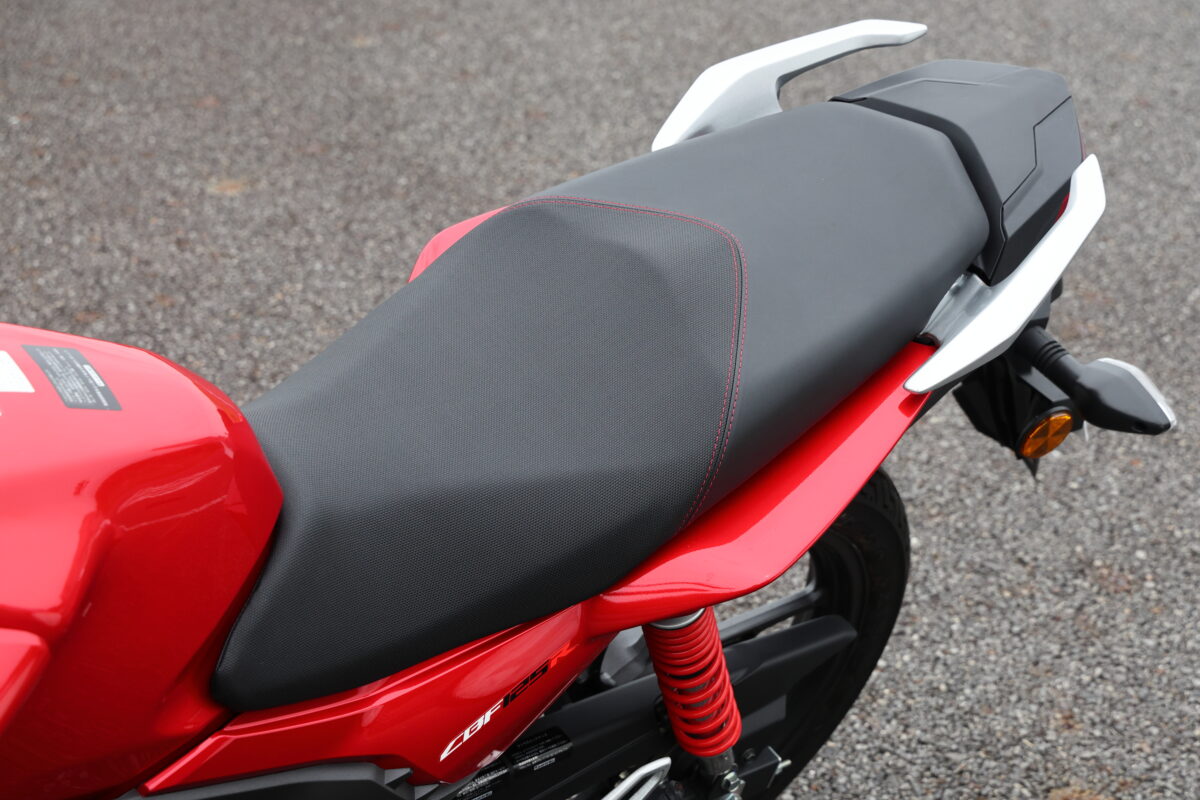 前後一体型のダブルシート。後方のグラブバーには裏側に荷かけフックがある。