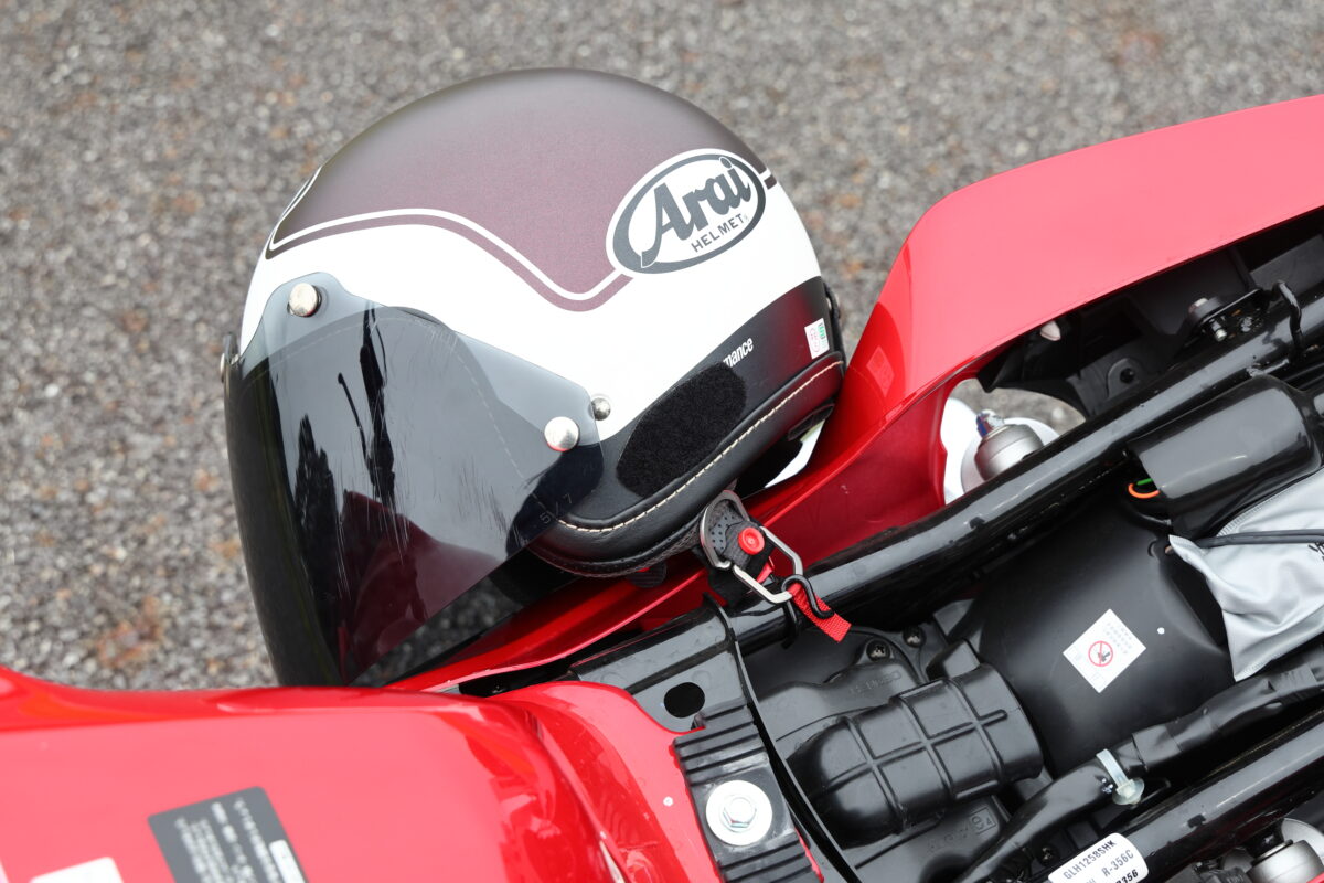 シート下には車載工具とヘルメットホルダーを装備。