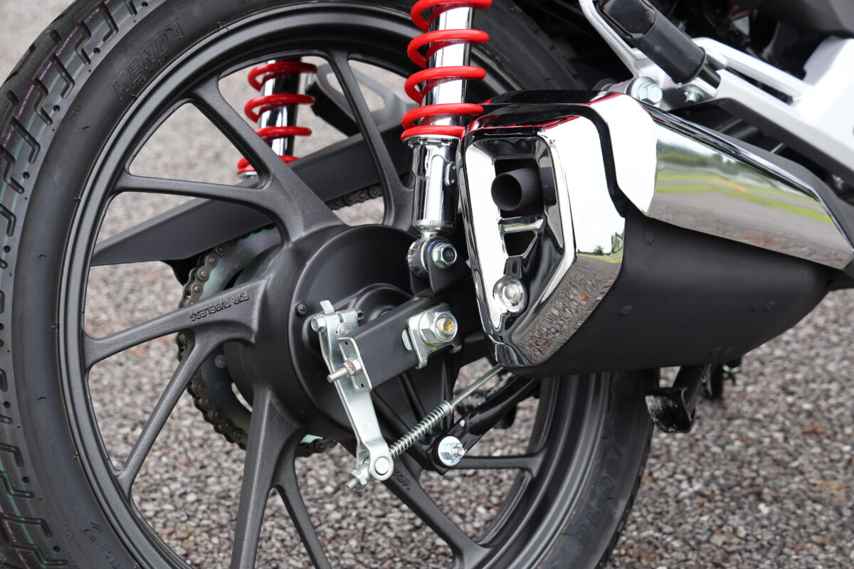 リヤブレーキはビジネスバイクでよく見かけるドラム式ブレーキ。