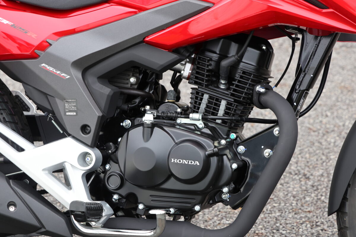 排気量124.8ccの空冷単気筒エンジンは、スポーティな4バルブを採用。ボア&ストロークは52.4×57.8mmとロングストローク設定。