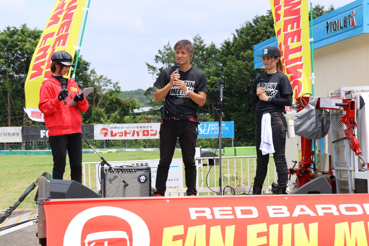 トークショーには那須モータースポーツランドの支配人も登壇。 同施設で行われる試乗会やスクール、また通常営業日に行っているサーキット&トライアルパークの走行案内などを行った。MCは“にゃんばちゃん”こと難波祐香さん(左)と、“かすみん”ことたかはらかすみさん(右)。