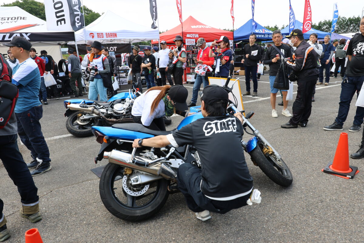 普通自動二輪クラスと大型自動二輪クラスの2台のバイクを用意した「引き起こし体験」も人気コンテンツ。起こせたら免許取っちゃう!?