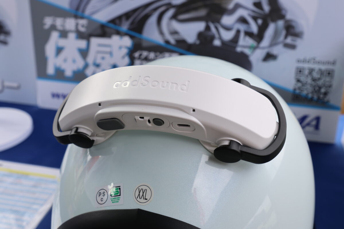 『アド・サウンド』はヘルメット後部に取り付ける。