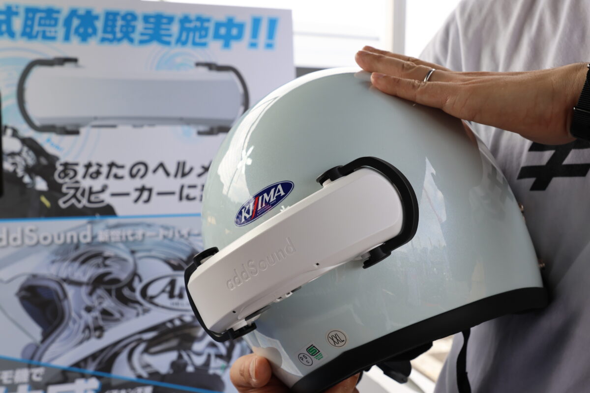 Gセンサーを内蔵しており、ヘルメットをタップすることで「再生」、「停止」、「曲送り」、「曲戻し」といった操作が可能。オプションの専用マイクを使えば電話の通話や音声アシスト機能が使用できる。