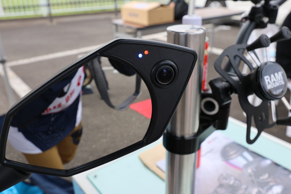 『D-ride』はミラー側の端部に後方カメラ。ミラーの前側に前方カメラを搭載。