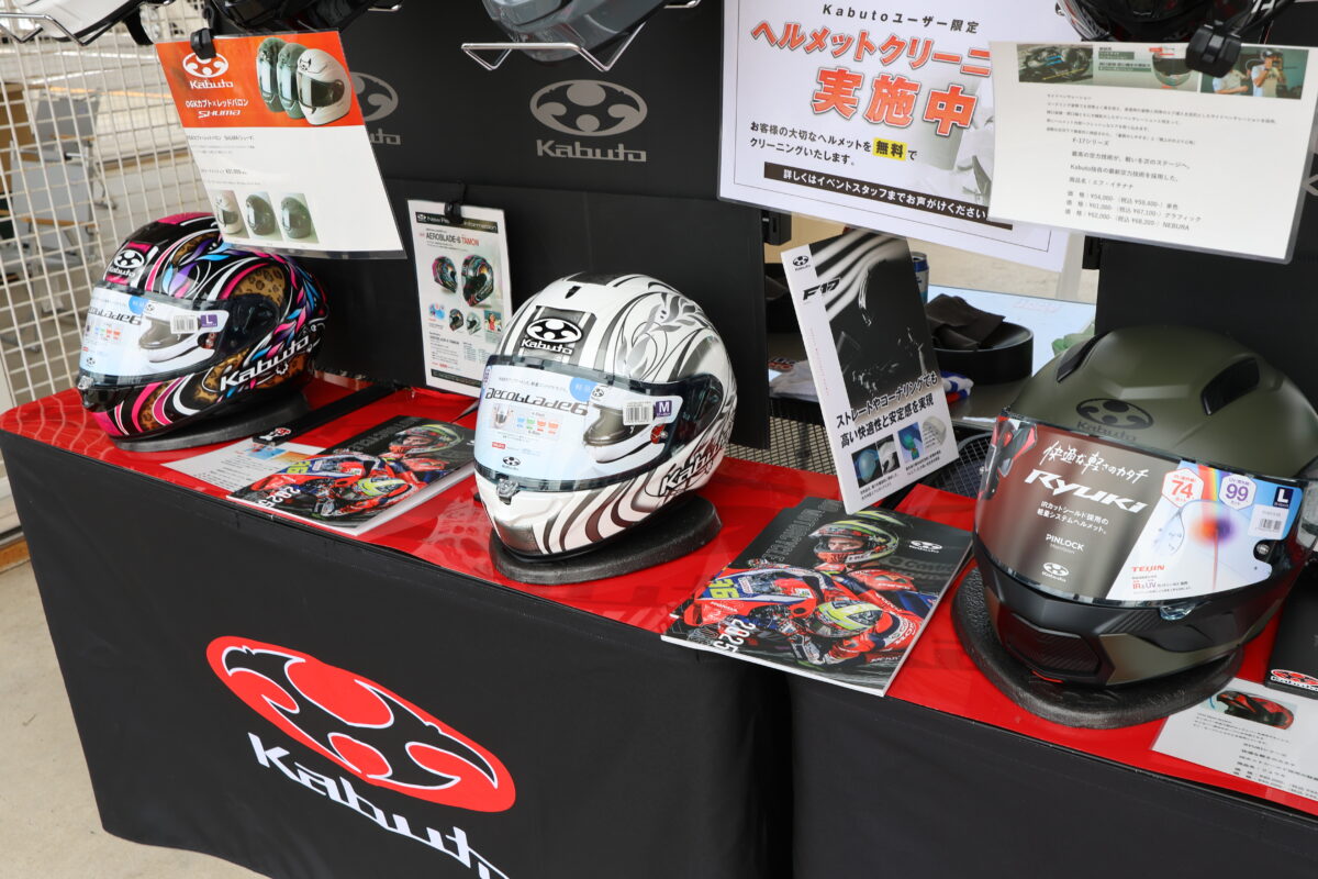 『RYUKI』（右）、『F17』（中）、『エアロブレード６　TAMON』（左）