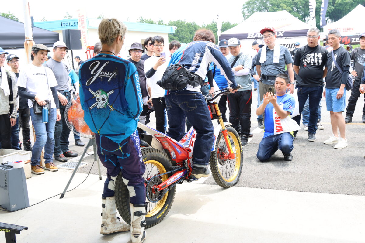 デモンストレーション後に行われた野本選手の競技車両のスタンディング体験コーナーは大人気！