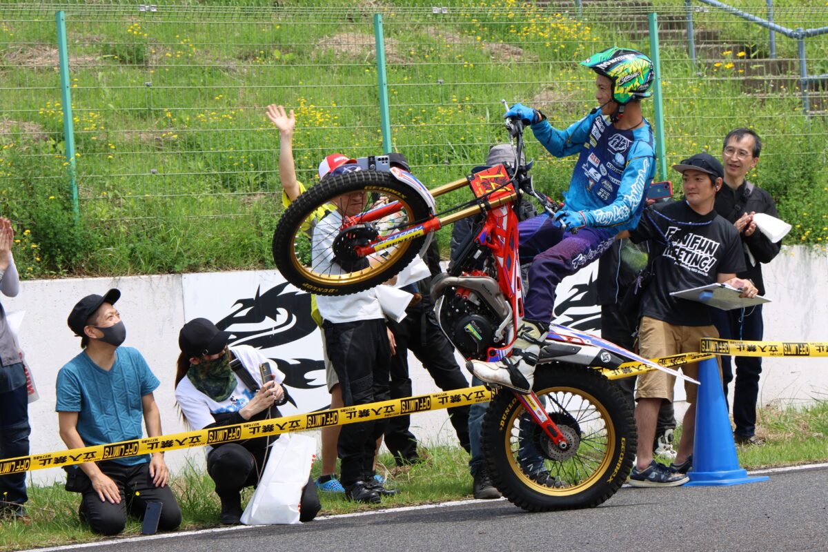 目の前で繰り出されるバイクとは思えない3次元的な動きに来場者は大興奮！！