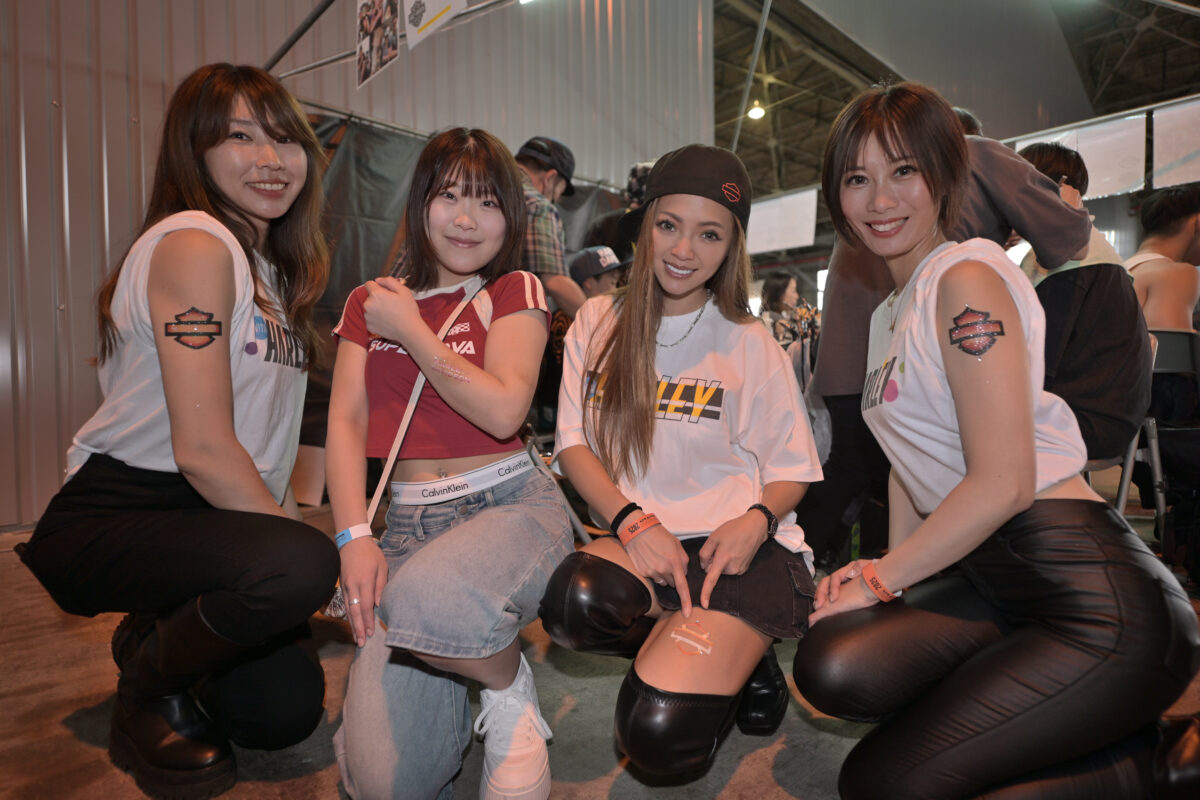 ボディペイントを体験したウィズハーレー女子たち。写真左からぽぽちゃん、ご来場者、千羽ちゃん、そしてMEGUMIちゃん。
