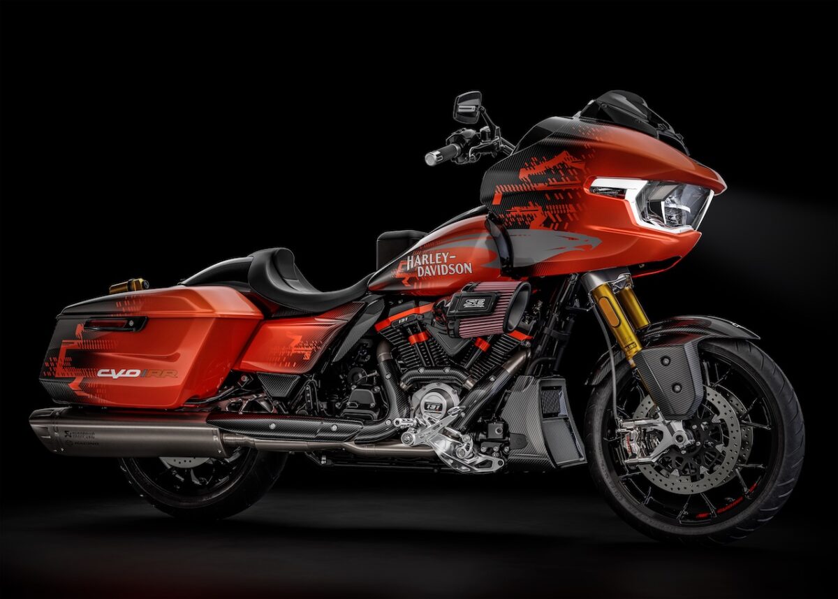 ハーレーダビッドソンが米国にて発表した131台限定の特別仕様車「CVOロードグライド131RR」。最高出力153HP/5750rpm、最大トルク20.7kg-m/4750rpmを発揮する排気量はおよそ2147ccにも達する。