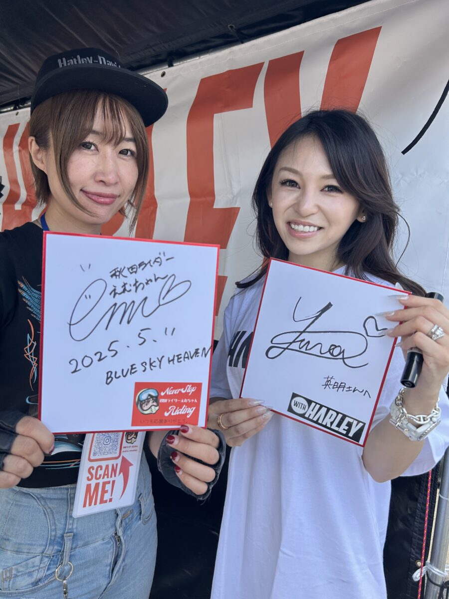 写真左から秋田ライダーえむちゃん、YUNAちゃん、2人ともハーレーに乗るリアルライダーです。