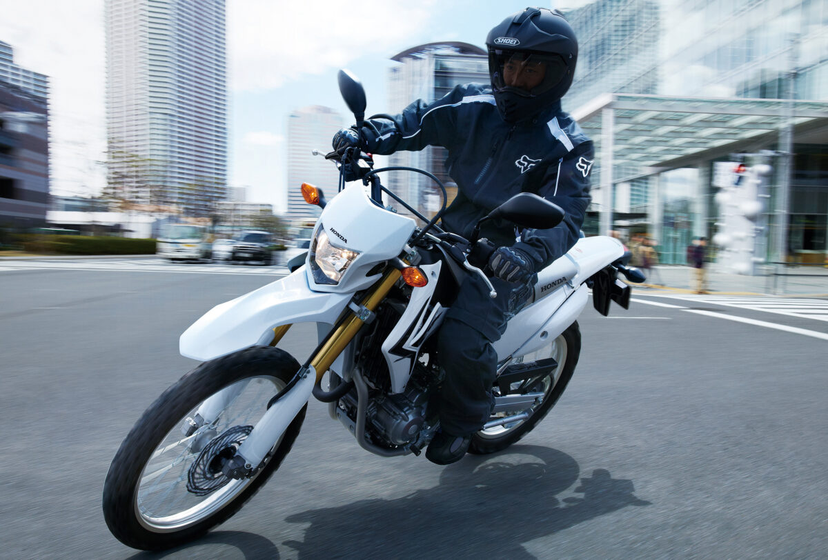 2012年登場の初代CRF250L(型式:JBK-MD38)は、そんな“高速道路が苦手”なオフロードバイクの弱点をついて登場。走行距離のうち殆どが舗装路で、ごくたまにしか未舗装路を走らないなら、“ロードセクションを快適に走れるオフロードバイク”として登場。ただ、2020年のフルモデルチェンジで、CRF250L(型式:2BK-MD47)はしっかり未舗装路が走りやすいオフロードバイクへとそのキャラクターの方向性を大きく転換した。