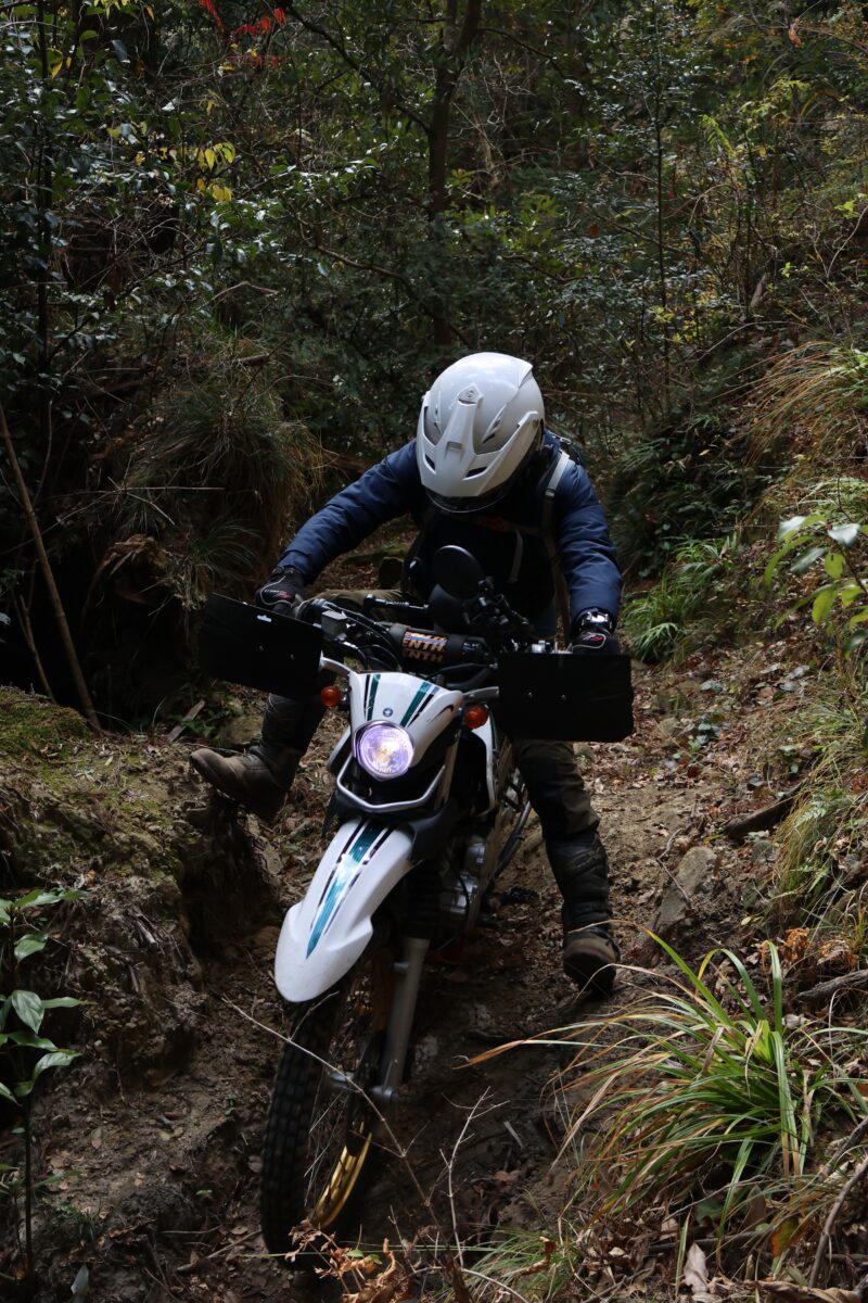 “二輪二足のマウンテントレール”というコンセプトを掲げ、道なき道を足をつきながら進むバイクとして生まれたヤマハのセロー。シリーズ総じて250ccオフロードバイクの中でもフレーム剛性は低めでサスペンションもしなやか。タイヤとの相性が悪いと高速道路でウェービング現象が出たりする。