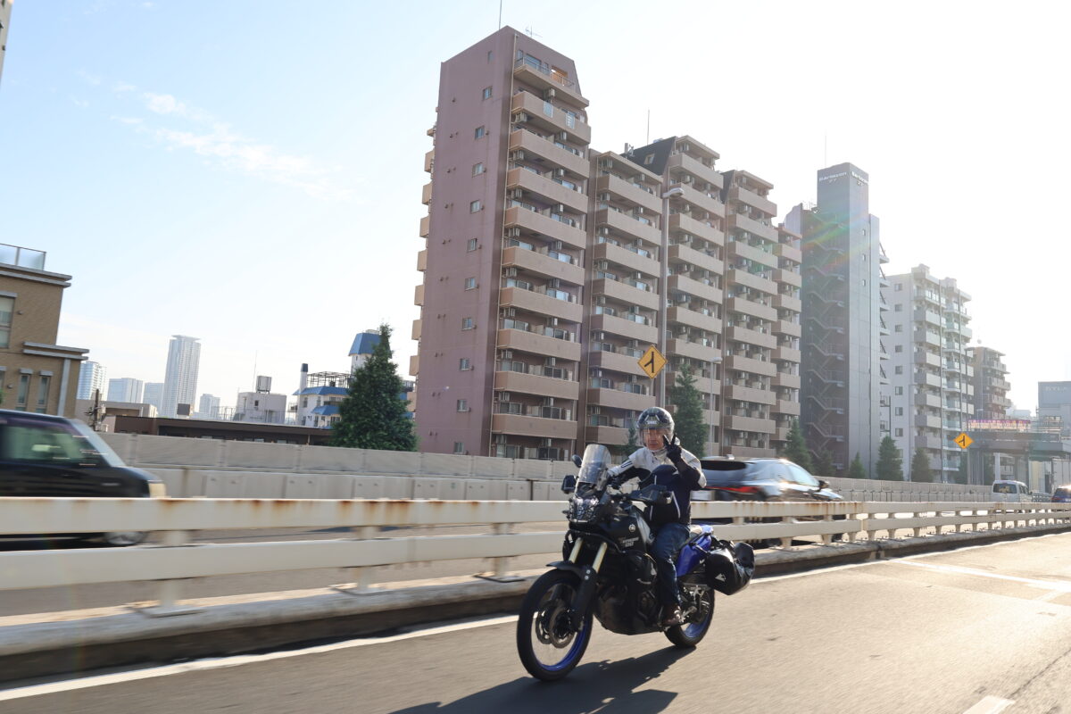 オフロード適性の高いフロント21インチホイールのアドベンチャーバイクであっても、250ccオフロードバイクに比べれば高速走行は相当快適。