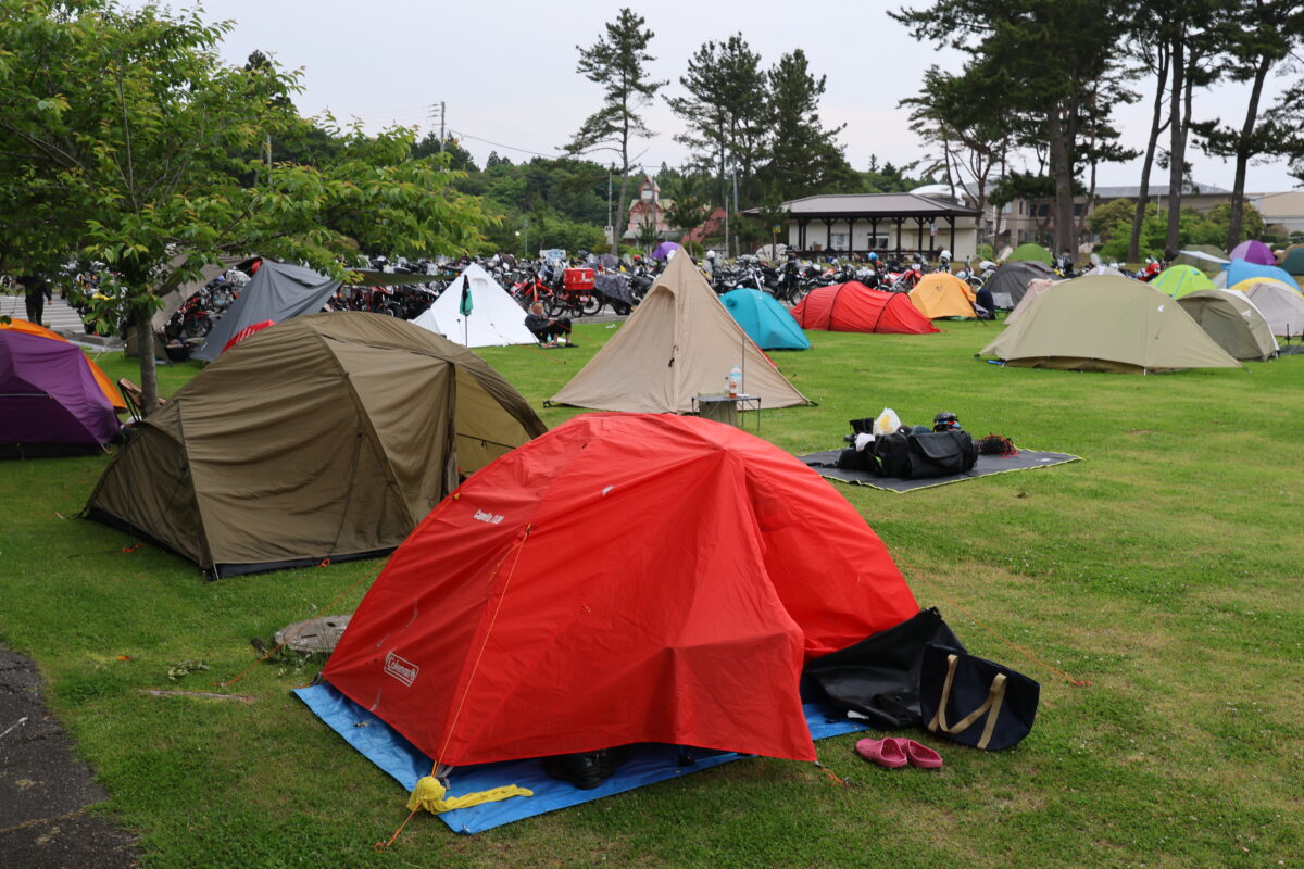 翌日は10時のチェックアウトを目指して、三々五々に旅立っていくライダー達。ちなみに次回の予定は、「2026年のSSTR翌週の土日」とのこと。