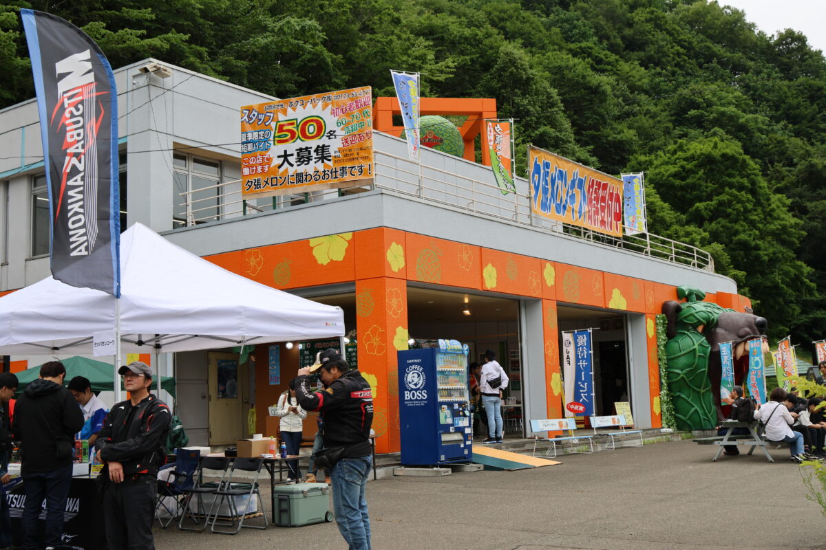 レッドバロン会員・非会員問わず参加可能な無料の屋外イベント『FanFunミーティング』。今回の会場となったのは、札幌と十勝平野を結ぶ国道274号線にあるJA夕張市銘産センター。