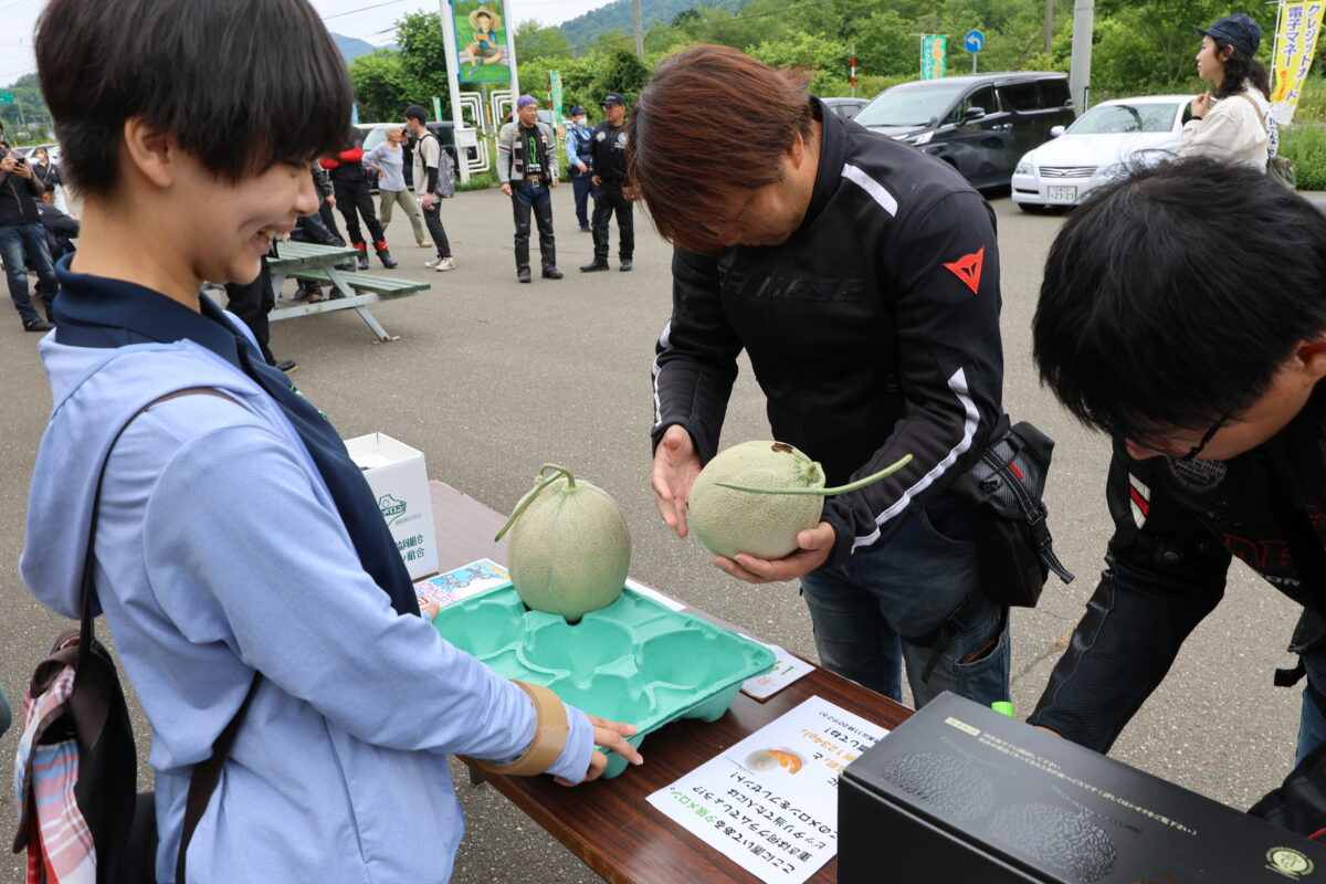 夕張メロンの重量当てクイズで一番近い数値を当てるとメロンがもらえると聞いてみんな真剣です!!