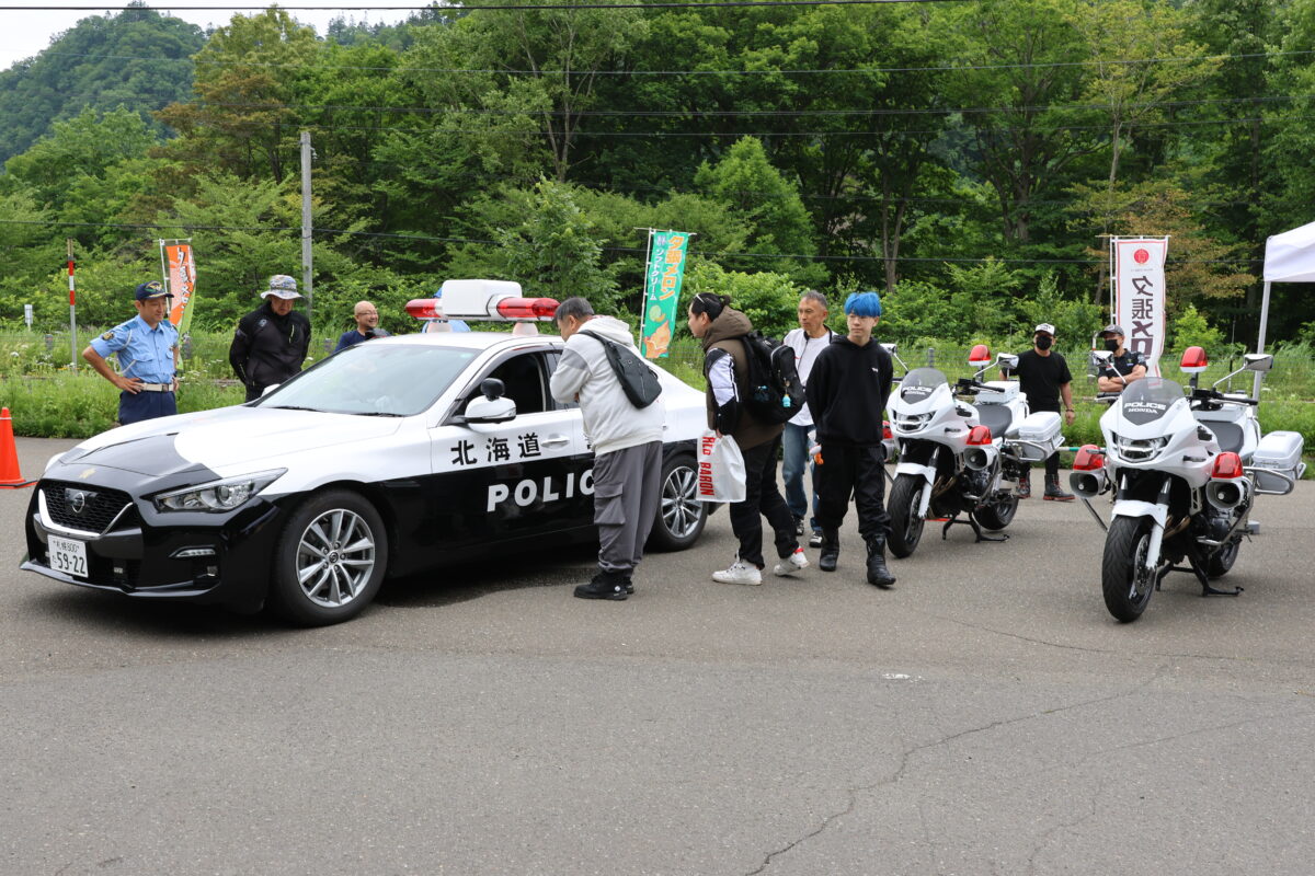 『FanFunミーティング』は栗山警察署が全面協力。警察車両を展示し、交通安全を訴えた。