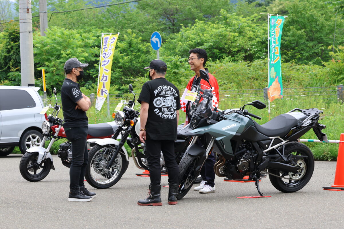 新型車両展示コーナーでは、スズキのVストローム800(右)、カワサキのW230(中)、ホンダのダックス125(左)を展示。多くの人が跨って車両感覚を確かめていた。