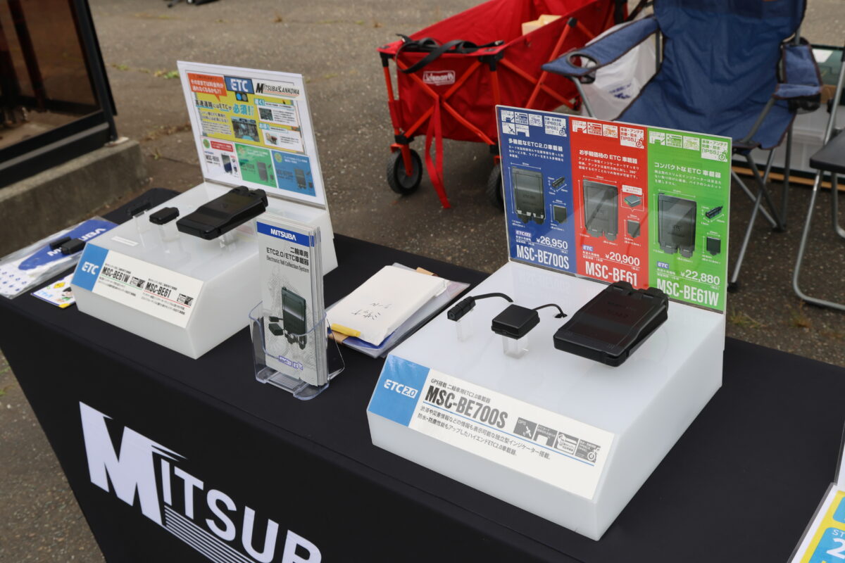 ブースではバイク用のETC2.0とETC1.5車載器を展示。ちなみに高速道路からの一時退出に対応するのがETC2.0だが、ETC1.5はそれができないぶん6000円くらい安いとのこと。