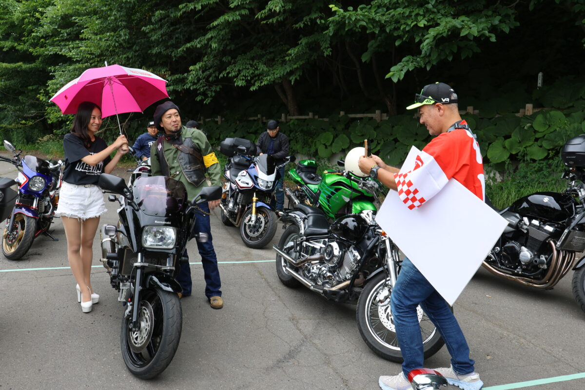今回の「レースクイーンフォトセッション」もニンジャ250Rに乗る五十沢星来さん。岡山国際サーキットのサーキットクイーンであり、今回が人生初の北海道だとか。