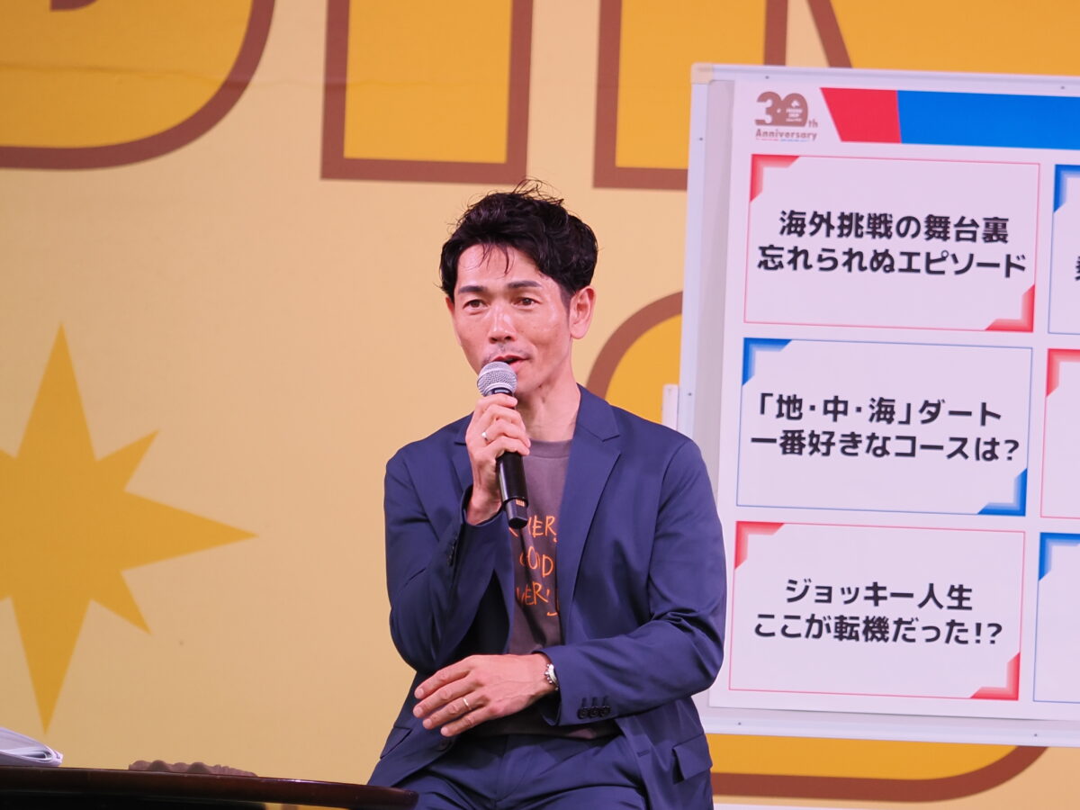 戸崎圭太騎手。サンタアニタウィークにて開催されたJRAジョッキーズトークステージにて。撮影：宮下豊史