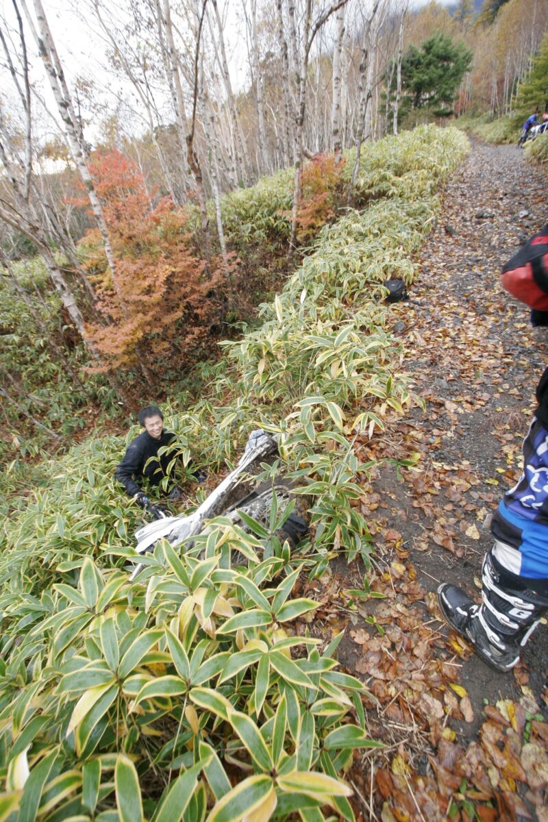オーバーランでバイクを道から落としてしまった場合でも、仲間がいるならマンパワーで押し上げるのもたやすいが、ソロだと途方に暮れることになる。