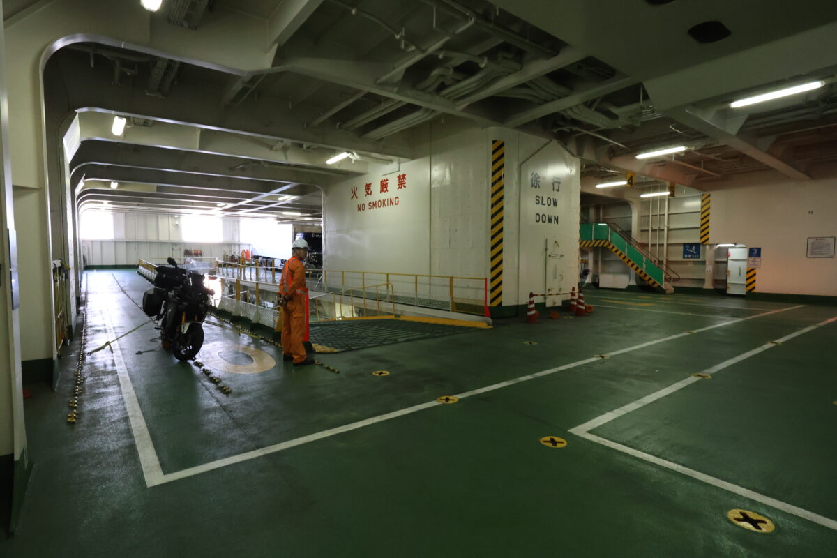 この便に２輪は僕とチャリダーのみ。ちなみに料金は750cc以上のバイク1台、ライダー１名で8620円（7月10日の往路）。