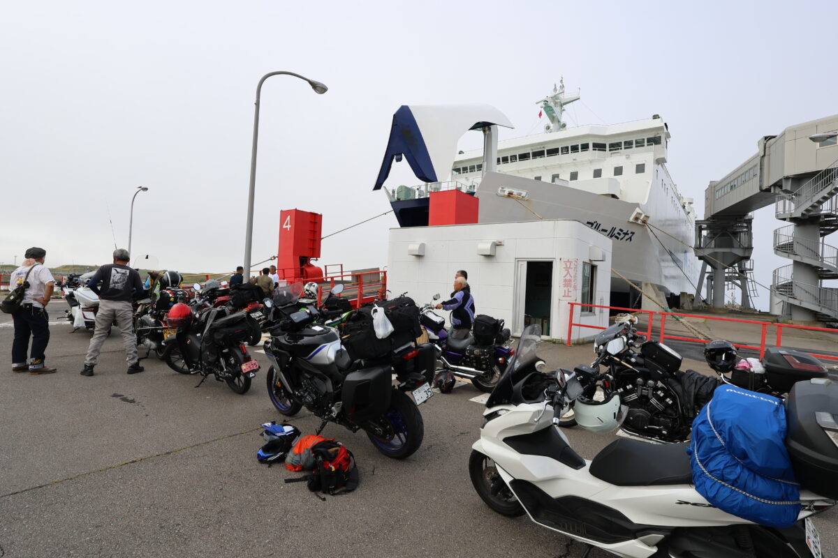 復路も「津軽海峡フェリー」。行きと違って12台ほどのバイクが並んでいた。