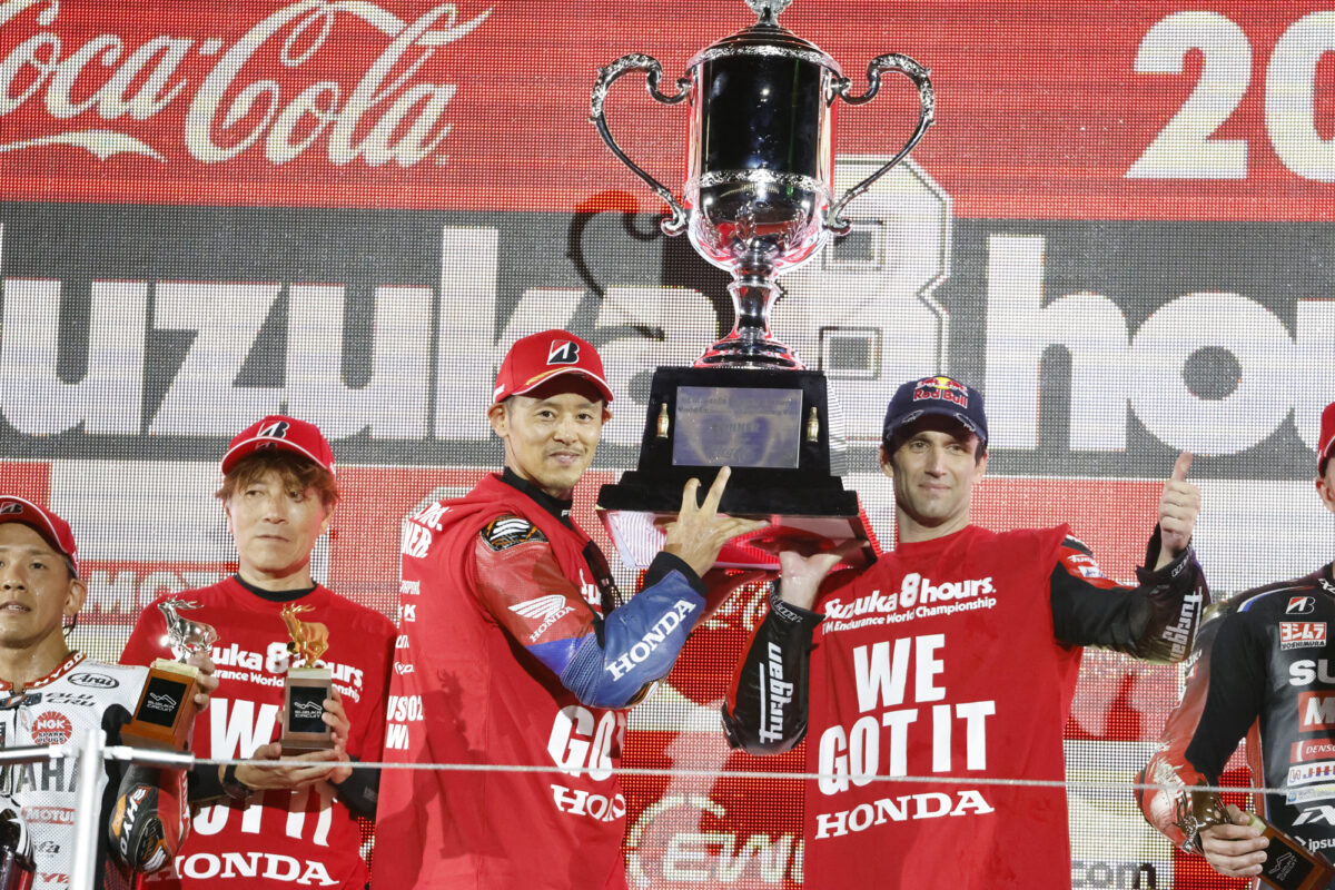 鈴鹿8耐(2025 FIM世界耐久選手権 "コカ·コーラ"鈴鹿8時間耐久ロードレース 第46回大会)にて4連覇達成のホンダHRC。表彰台の高橋巧＆ヨハン・ザルコ組。／画像提供：ホンダモーターサイクルジャパン