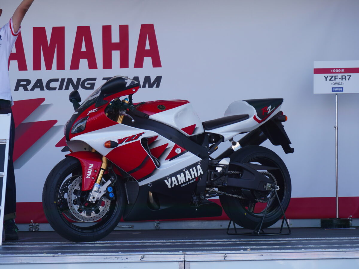 ヤマハブース、特設ステージ上に展示されたYZF-R7（1999年）。