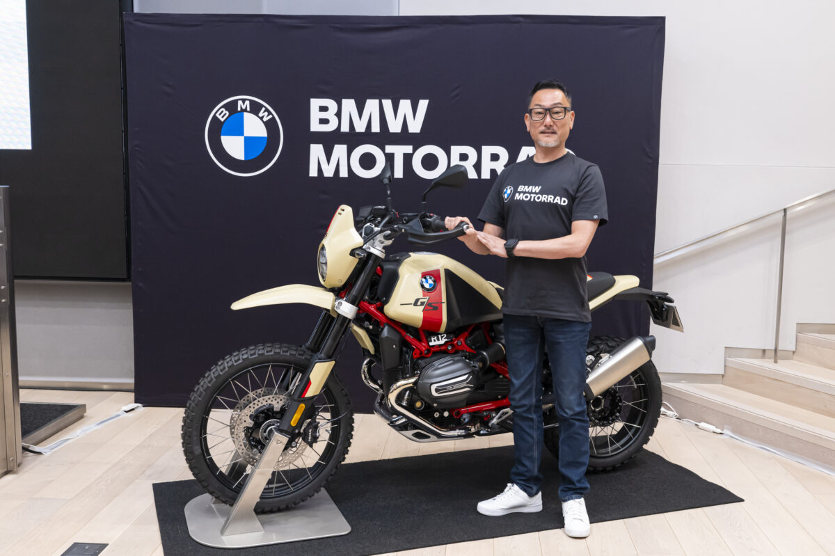 BMWモトラッド国内発表商品説明会にて、BMW Motorrad Japan ジャネラルマネージャー大隅 武氏とR12 G/S。
