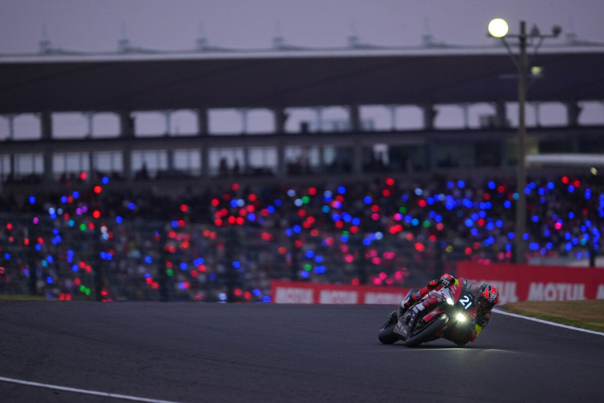 6年ぶりの参戦での2位表彰台獲得したヤマハファクトリーチーム。2025 FIM世界耐久選手権 "コカ·コーラ"鈴鹿8時間耐久ロードレース 第46回大会／画像提供：ヤマハ発動機
