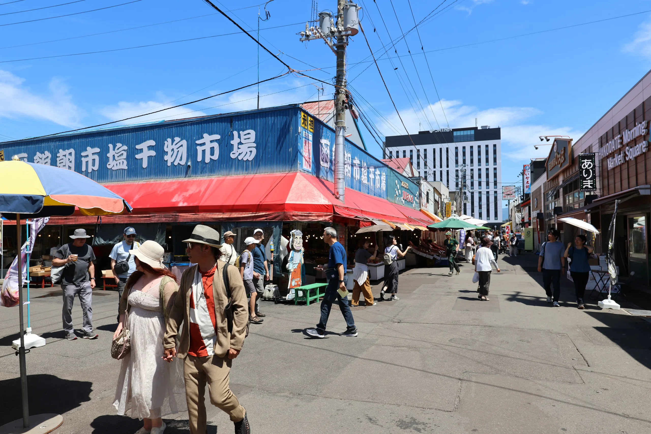 築地の場外市場か、上野のアメ横のような雑多な雰囲気が楽しい函館朝市。