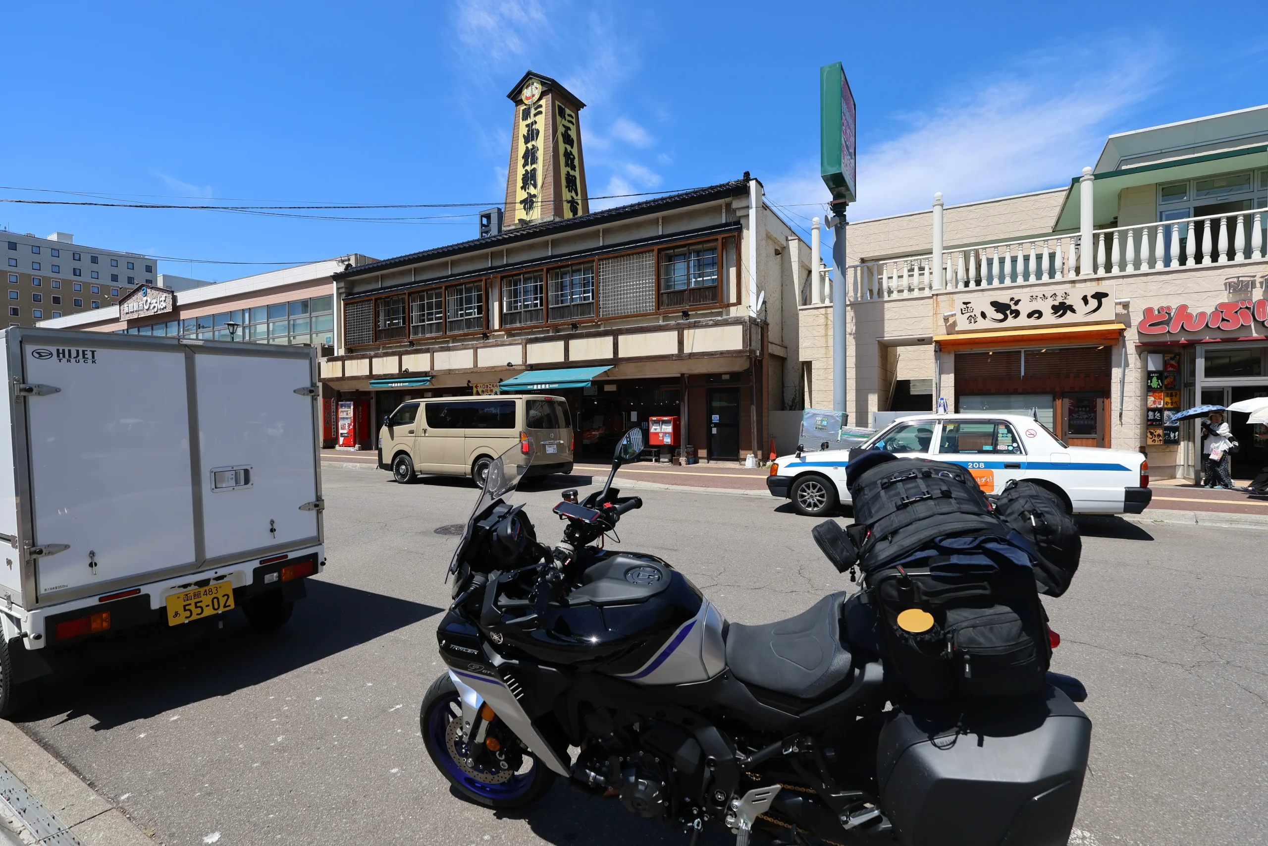 お店はたくさんあるものの、まずはシンボリックな駅二市場に突入！　