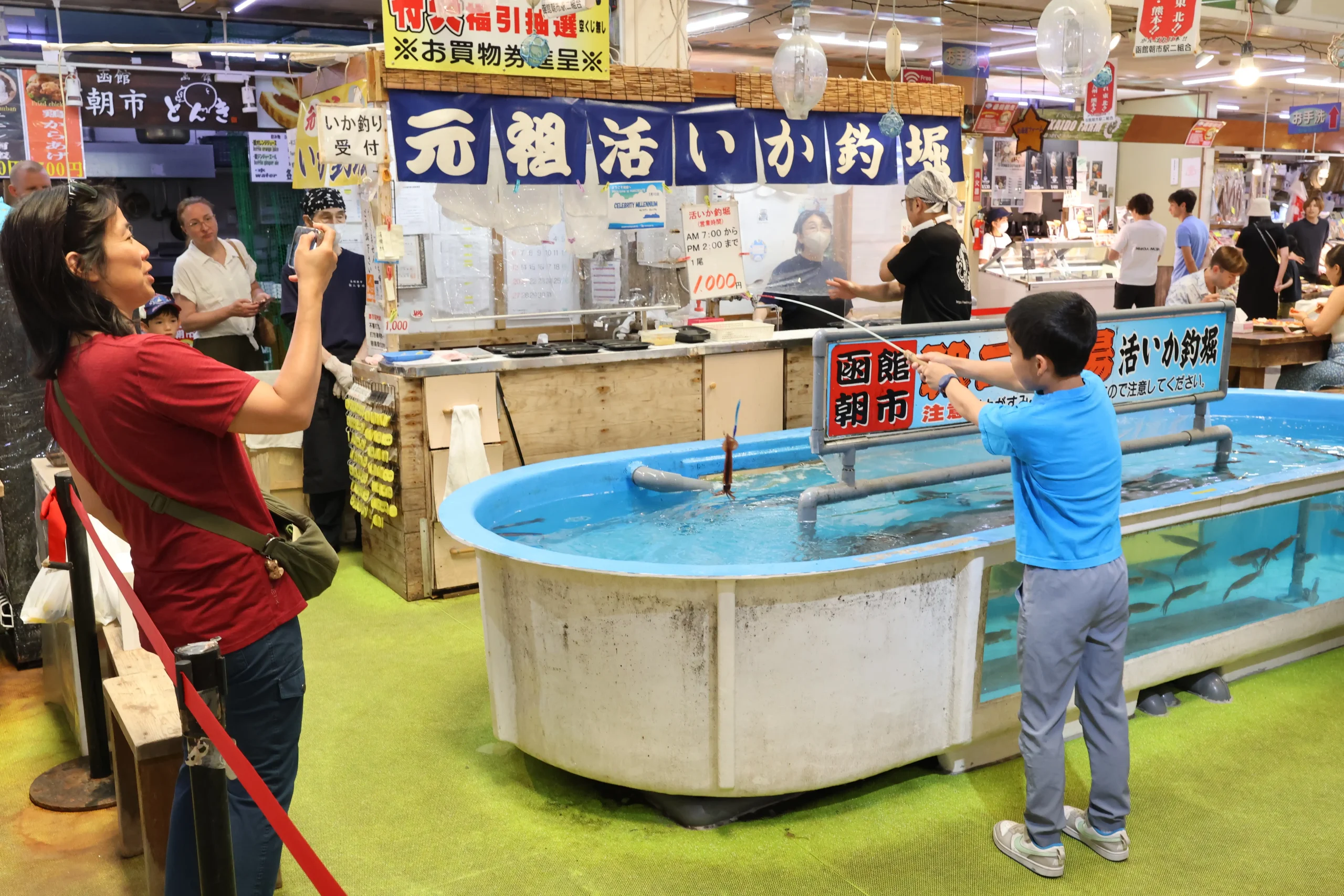これが“活いか釣堀”。1000円（時価）で1杯のイカを釣って、それをその場で食べることができる。……のだが1時間待ちと聞いて、少年が釣り上げるところを見るだけでガマンすることにした。