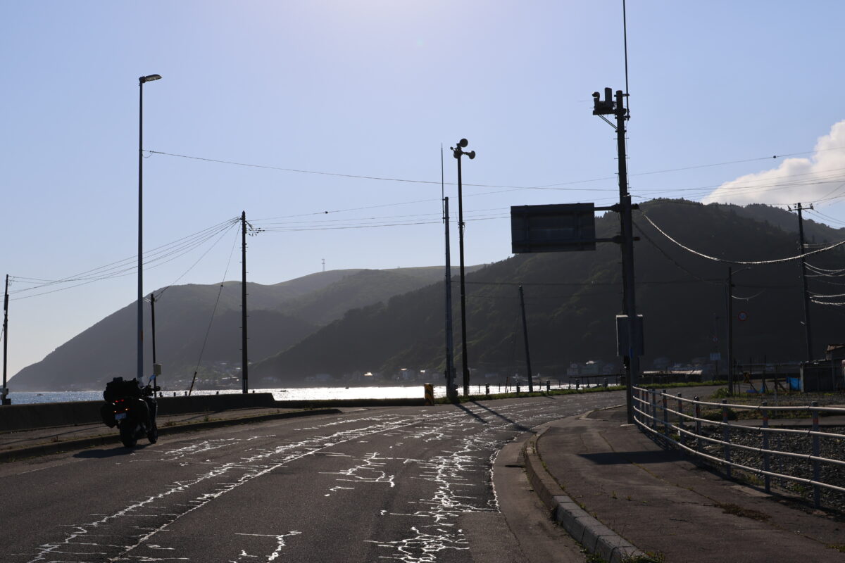 こんな海っぺリの道路でずいぶんバイクを押し歩いた記憶がある。30年前の自分に“お疲れ!”と声をかけてやりたい気分だ。