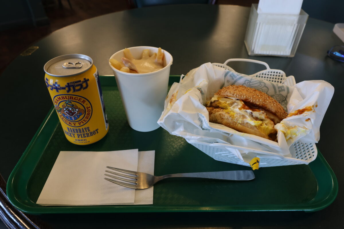 右から「ラッキーエッグバーガー」、「ラキポテ」、「ラッキーガラナ」。しめて1240円也。なんでも“注文を受けてから作る”というスタイルを徹底しているそう。そのぶん提供までにちょっと時間がかかる……だからどの店も並んでいるのだ。