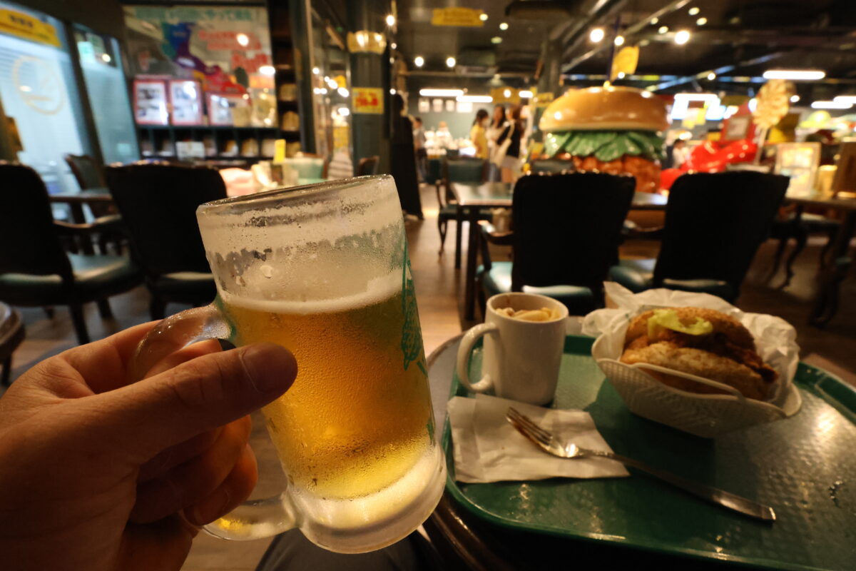 頼んだのは、一番人気の「チャイニーズチキンバーガー」と「ビール」と「ラキポテ」。思ったとおりビールにピッタリ!! 軽めのビールの喉越しがよくていやはや最高。