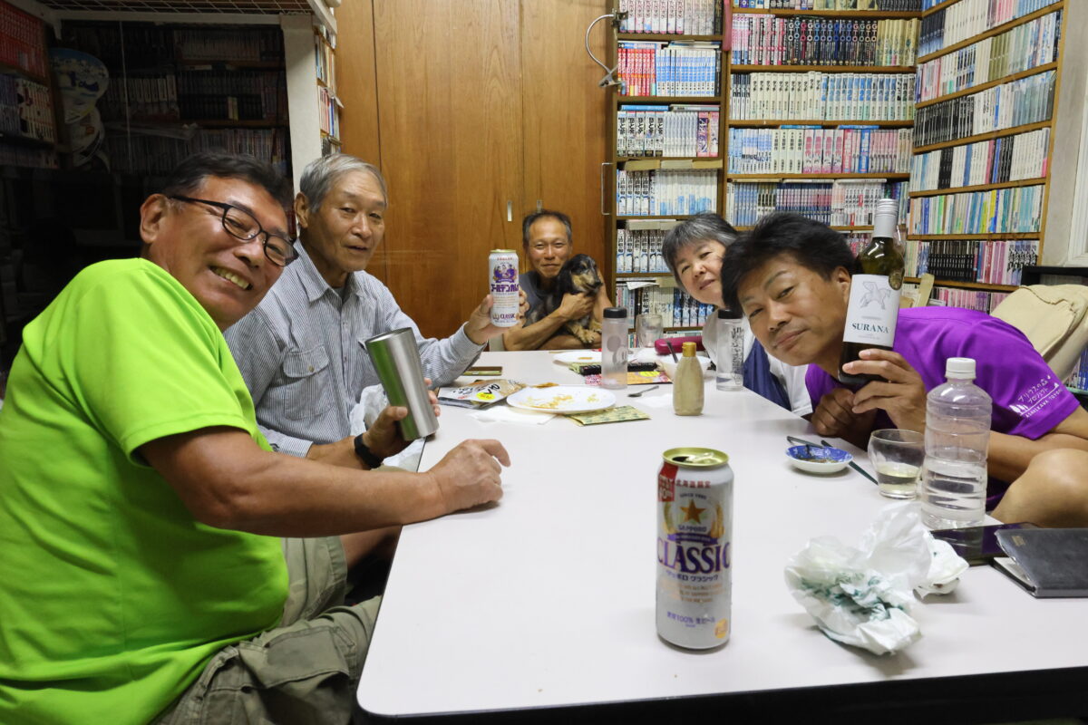 オーナー夫妻とこの日の宿泊者でラッキーピエロ祭り(笑)。こんな交流ができるのも『ライダーハウス』の楽しさだ。