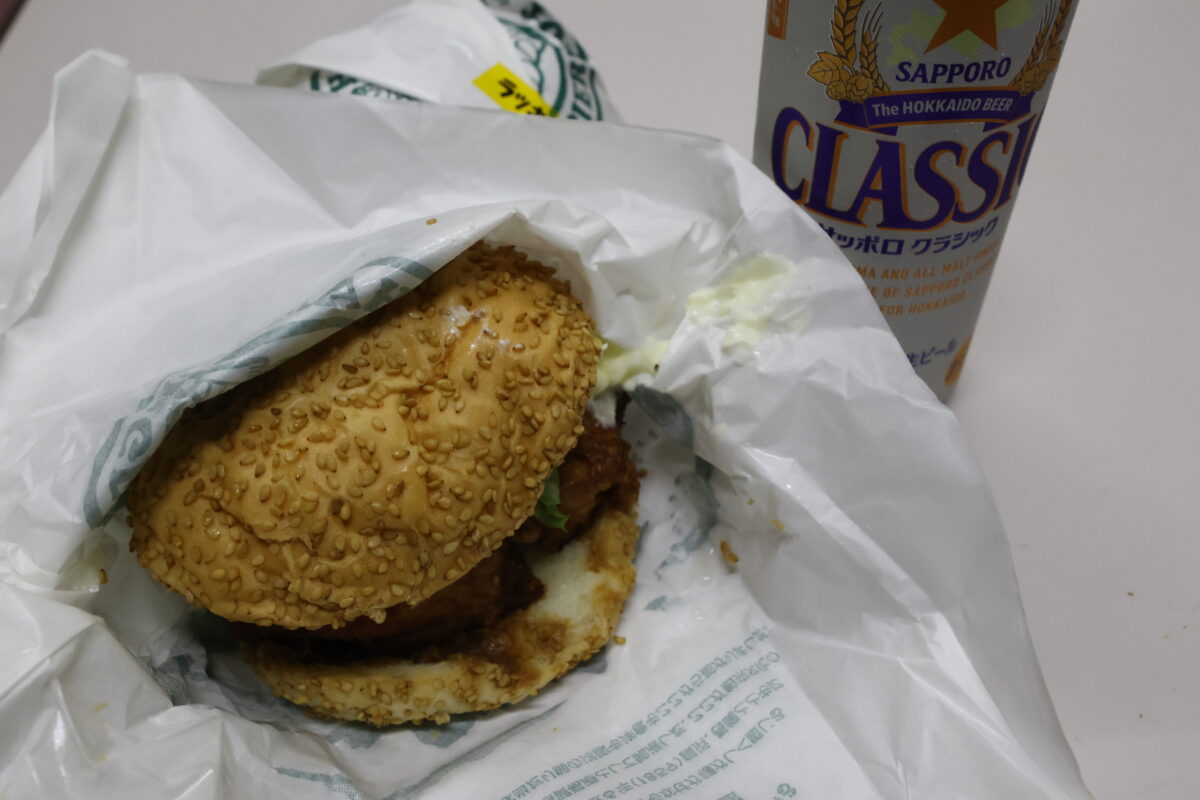 人生初のラッキーピエロ「チャイニーズチキンバーガー」。とにかくボリューミーで十分晩飯がわりになる。しかも聞けばさらにボリューミーな「ラッキーチーズバーガー」なんてのもあるらしい……。これはちょっとじっくり調査してみねば! ということで次回は全国ご当地バーガーNo.1のラッキーピエロを深掘りしてみよう!!