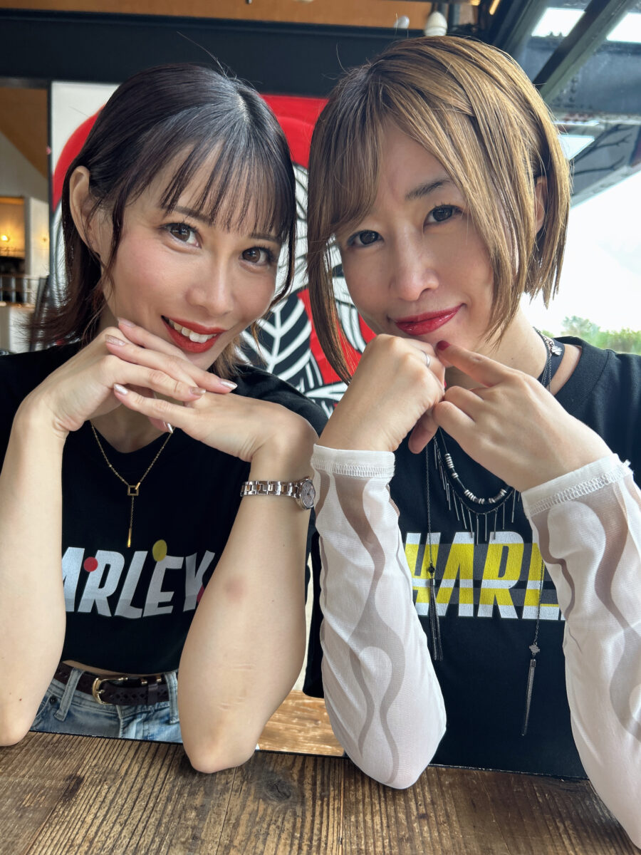 締切が続く中、ウィズハーレーのメディアブースを出し、取材する日がありました。そんな時、撮影などに協力してくれ、強力にバックアップしてくれるのが、WITH HARLEYガールズたち（左：megumiちゃん／右：秋田ライダーえむちゃん）。ボクはカノジョたちのスマイルに癒され、また元気を取り戻すのでした。いつもありがとうございます。