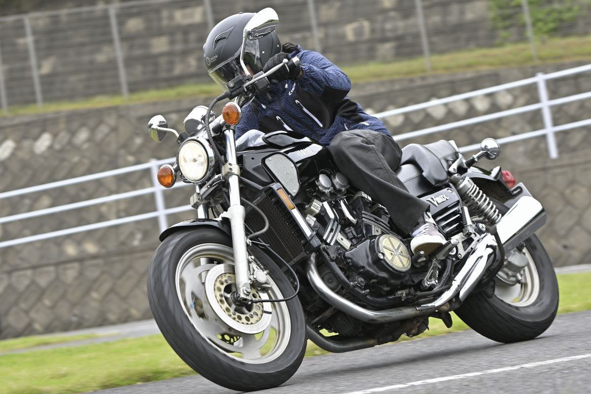 VMAX1200 解説＆試乗インプレ】“アメ車”フィーリングが愉快痛快！ V