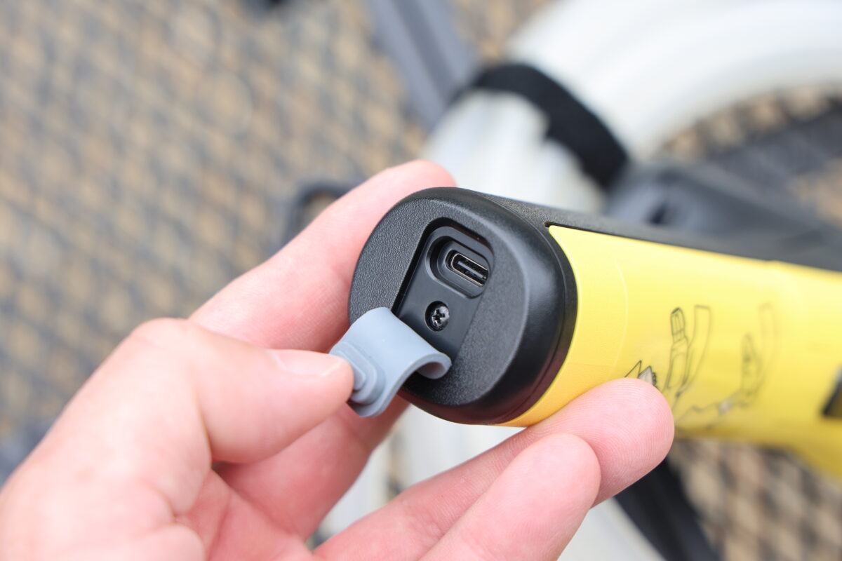 ハンドル下部のUSB Type-Cで充電。バッテリーはリチウムイオン7.2v 2.5Ahで充電時間は取扱説明書によれば約3時間とのことだが、実使用感はもう少し早そうな印象。