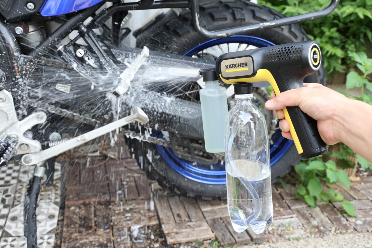 洗浄剤ノズルに中性洗剤を入れれば泡洗車も可能。1ℓのペットボトルによる噴霧がちょうど良かった。