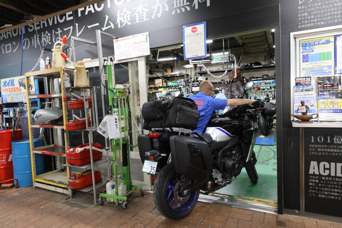 チェックインしたら、そのままレッドバロン帯広のサービス工場にバイクを預けてメンテナンス開始！！