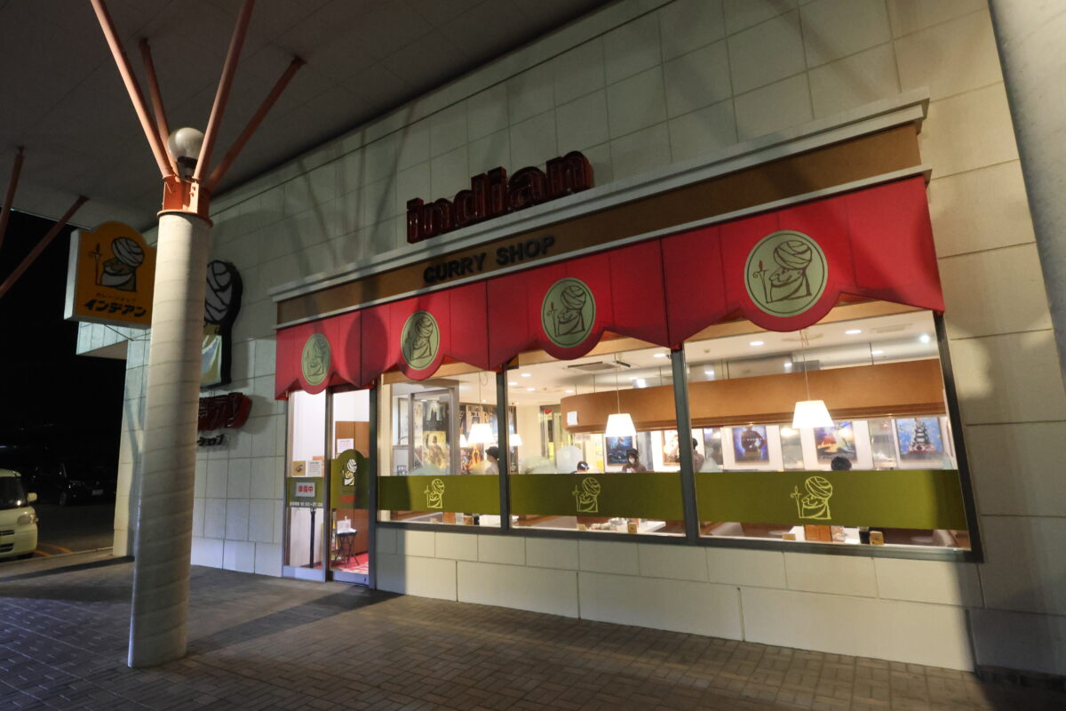 十勝平野には帯広中心にインデアンカレーの店舗が11店舗＆釧路に2店舗。吉村店長に紹介いただいたのは複合ショッピングセンター「ぴあざフクハラ」内にあってバイクも停めやすい「インデアン　西１８条店」だ。アルコールの提供はおこなっていないのでバイクで行くのがオススメ。ちなみにバイクステーション帯広から2.5kmほどでバイクなら6分。