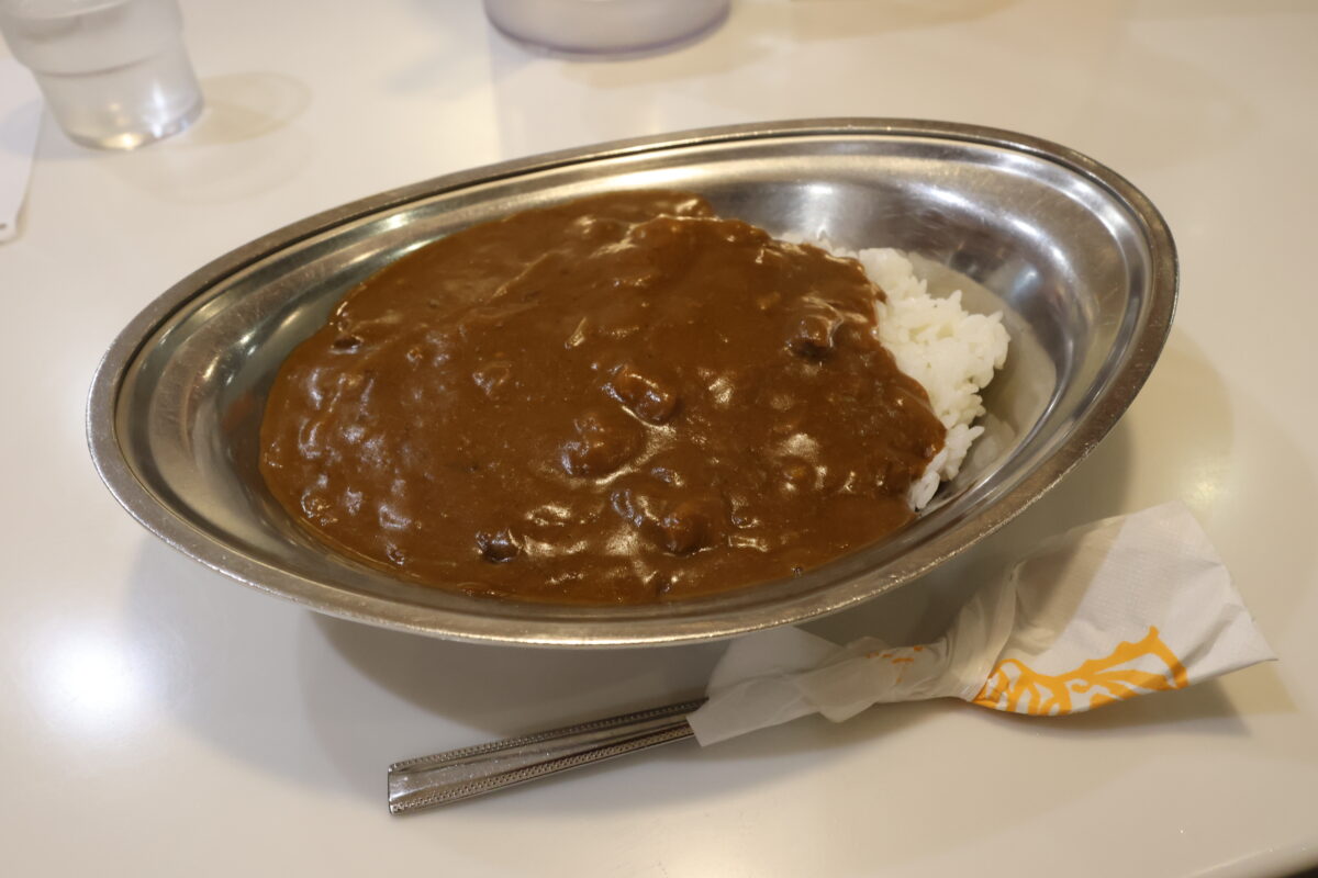 これがウワサのインデアンカレー（店内：638円）。なんともフツーな見た目だがそれがいい！　ちなみにエッグは「インデアン　西１８条店」だけのオリジナルトッピングだとか。